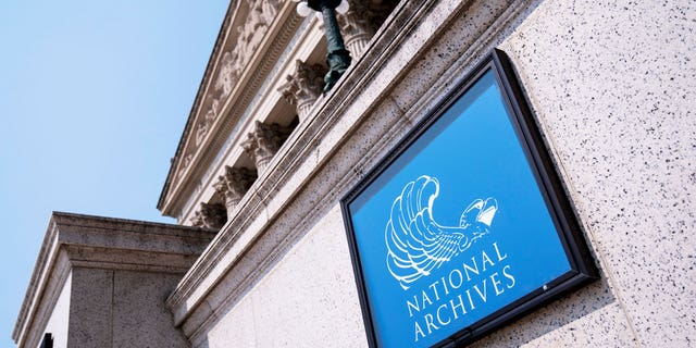 Los Archivos Nacionales habrían cortado lazos con un agente de seguridad del que se dice que dijo a los visitantes que cubrieran o quitaran los mensajes provida de sus países.