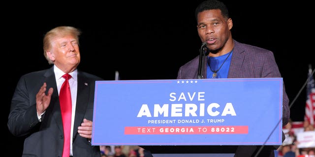 La exestrella del fútbol americano universitario y actual candidata a senador Herschel Walker habla en un mitin, mientras el expresidente Trump aplaude, en Perry, Georgia, el 25 de septiembre de 2021.