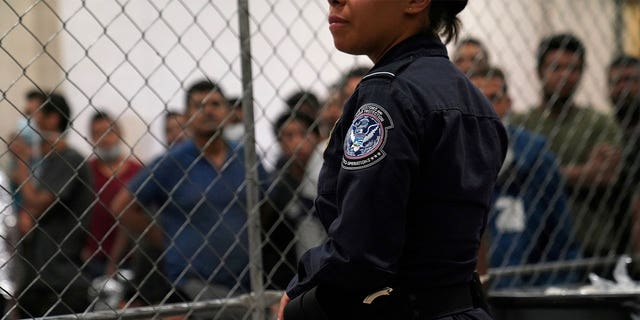 Agente de la Patrulla Fronteriza en la estación de McAllen, Texas