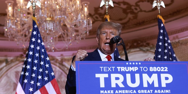 El expresidente Donald Trump habla durante un evento en su casa de Mar-a-Lago el 15 de noviembre de 2022 en Palm Beach, Florida.