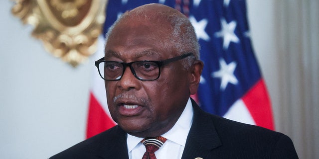 El representante James Clyburn habla durante una ceremonia de firma de la Ley de Reducción de la Inflación en la Casa Blanca el 16 de agosto de 2022.