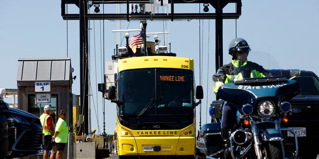 Un autobús con migrantes venezolanos que llegan de Martha's Vineyard se embarca hacia la Base Conjunta de Cape Cod en Buzzards Bay. 