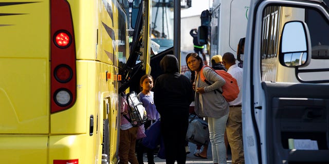 Migrantes venezolanos se reúnen en la terminal de ferry de Vineyard Haven.  El grupo fue transportado a la Base Conjunta de Cape Cod en Buzzards Bay. 