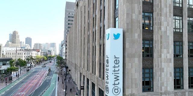 En una vista aérea, se ve un letrero colocado en el exterior de la sede de Twitter el 27 de abril de 2022 en San Francisco, California. 