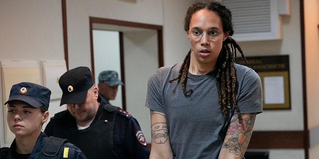 Brittney Griner es escoltada desde la sala del tribunal después de una audiencia en Khimki, en las afueras de Moscú, Rusia, el 4 de agosto de 2022.