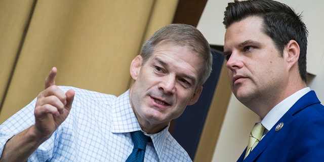 Los representantes Jim Jordan, republicano de Ohio, a la izquierda, y Matt Gaetz, republicano de Florida, en el edificio Rayburn el miércoles 17 de julio de 2019. 