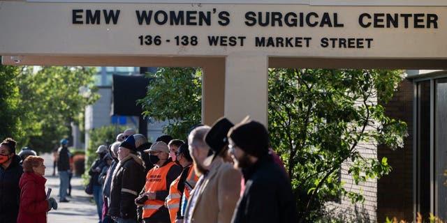 Manifestantes provida y escoltas de la clínica frente al Centro Quirúrgico de Mujeres EMW el 8 de mayo de 2021, en Louisville.