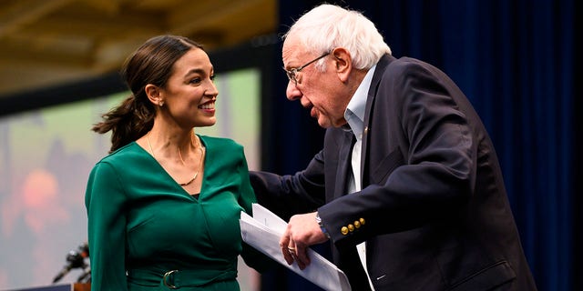 La representante Alexandria Ocasio-Cortez, demócrata de Nueva York, fue la única demócrata que votó en contra del proyecto de ley de 4,000 páginas, citando su promesa de campaña de "oponerse a la expansión y financiación adicionales" del Servicio de Inmigración y Control de Aduanas de Estados Unidos y el Departamento de Seguridad Nacional.