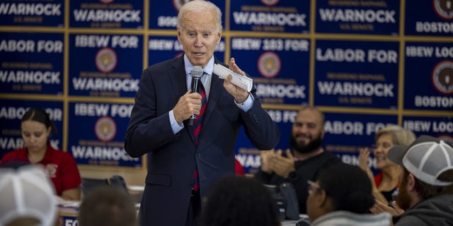 El presidente Joe Biden habla con los voluntarios en un evento de banca telefónica el 2 de diciembre de 2022 en Boston, Massachusetts, para la campaña de reelección del senador demócrata Raphael Warnock de Georgia.