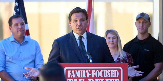 Además de anunciar una propuesta de desgravación fiscal en una próxima sesión legislativa, el gobernador de Florida, Ron DeSantis, respondió preguntas de los reporteros sobre los vuelos de migrantes a Martha's Vineyard en una conferencia de prensa en Bradenton, Florida. 