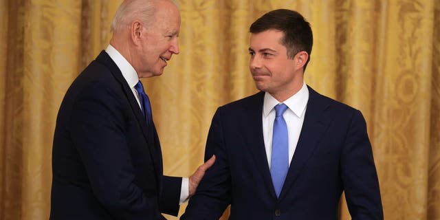 El presidente Joe Biden y el secretario de Transporte, Pete Buttigieg.