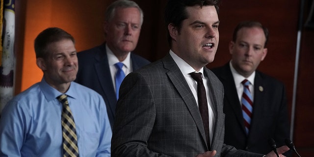 El representante estadounidense Matt Gaetz, republicano de Florida, habla mientras el representante Jim Jordan, republicano de Ohio, el representante Mark Meadows, republicano de Carolina del Norte, y el representante Lee Zeldin (republicano de Nueva York) escuchan durante una conferencia de prensa el 22 de mayo de 2018 en Capitol Hill en Washington, DC.  Reps. 