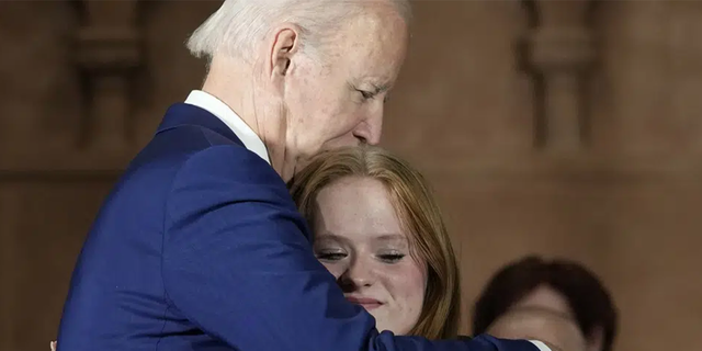 El presidente Joe Biden abraza a la sobreviviente de Sandy Hook, Jackie Hegarty, quien lo presentó, durante un evento en Washington, el miércoles 7 de diciembre de 2022, con sobrevivientes y familias afectadas por la violencia armada para la Décima Vigilia Nacional Anual para Todas las Víctimas de la Violencia Armada.