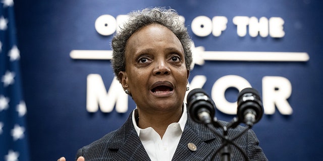 La alcaldesa Lori Lightfoot habla durante una rueda de prensa en Chicago el 27 de octubre de 2022.