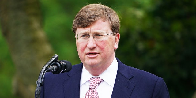 El gobernador de Mississippi, Tate Reeves, habla en el Jardín de las Rosas de la Casa Blanca el 28 de septiembre de 2020.