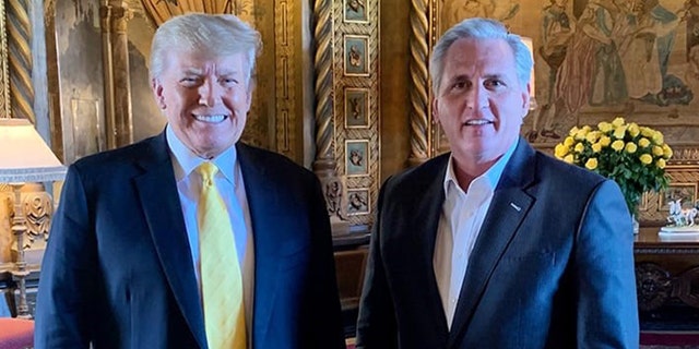 El expresidente Trump y el líder de la minoría en la Cámara de Representantes, el republicano Kevin McCarthy, se reúnen en Mar-a-lago en enero de 2021. 