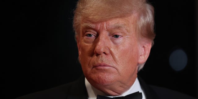 El expresidente estadounidense Donald Trump llega a un evento de Año Nuevo en su casa de Mar-a-Lago el 31 de diciembre de 2022, en Palm Beach, Florida.