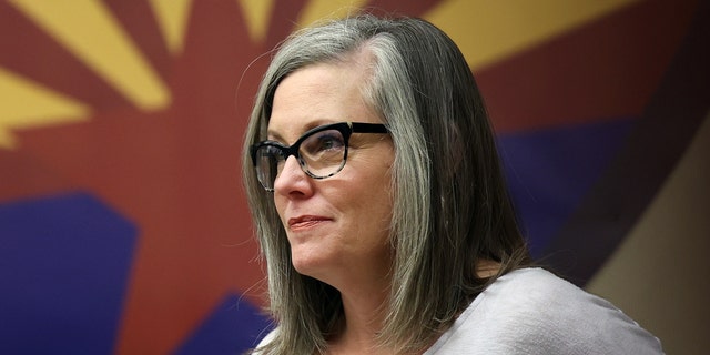 La entonces candidata demócrata a gobernadora de Arizona, Katie Hobbs, celebra un acto de campaña en la sede del Sindicato Local de Carpinteros 1912 el 05 de noviembre de 2022 en Phoenix, Arizona. A tres días del día de las elecciones, la candidata demócrata a gobernadora de Arizona, Katie Hobbs, continúa haciendo campaña por todo el estado mientras se enfrenta a una reñida carrera contra la candidata republicana respaldada por Trump, Kari Lake. 