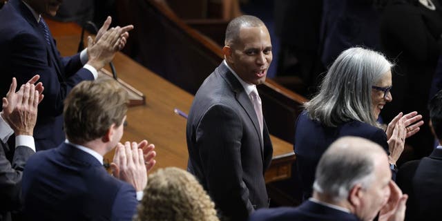 El líder demócrata de la Cámara de Representantes Hakeem Jeffries, demócrata de Nueva York, es reconocido en la Cámara de Representantes durante el segundo día de las elecciones para presidente de la Cámara en el Capitolio de EE.UU. en Washington, D.C., el miércoles.