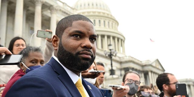 El representante electo Byron Donalds, republicano de Florida, habla con los medios de comunicación fuera del Capitolio en Washington, DC, el miércoles.