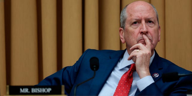 El representante Dan Bishop, republicano de Carolina del Norte, escucha durante una audiencia del Comité Judicial de la Cámara de Representantes en el Rayburn House Office Building en Washington, DC, el 2 de junio de 2022.