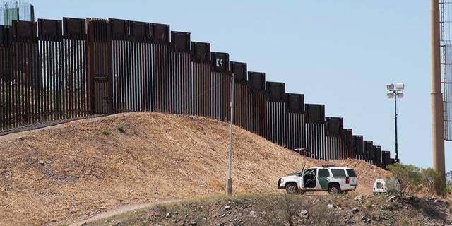 Una valla fronteriza en Nogales, Arizona. Un agente fronterizo disparó el jueves a un ciudadano ruso que supuestamente intentaba cruzar la frontera entre Estados Unidos y México en Arizona.