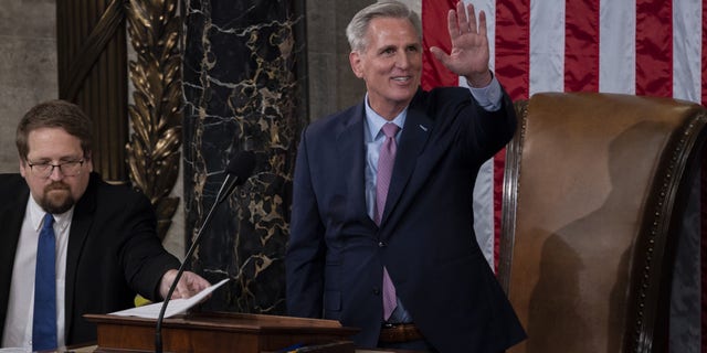 El presidente de la Cámara de Representantes, Kevin McCarthy, celebra tras jurar su cargo en Washington, D.C., el 7 de enero de 2022.