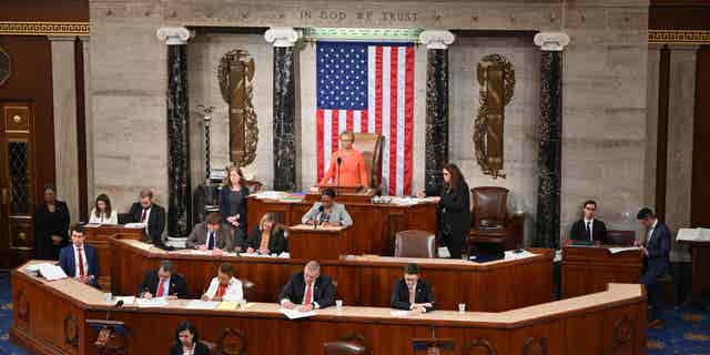 La secretaria de la Cámara, Cheryl Johnson, preside la votación para elegir al nuevo portavoz en el Capitolio de EE.UU. el 5 de enero de 2023.