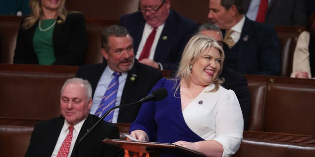 La representante electa Kat Cammack habla junto al representante electo Steve Scalise en la Cámara de Representantes durante las elecciones para presidente de la Cámara en el Capitolio de EE.UU. el 4 de enero de 2023.