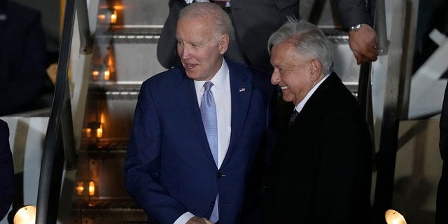 El presidente Joe Biden es recibido por el presidente mexicano Andrés Manuel López Obrador a su llegada al Aeropuerto Internacional Felipe Ángeles en Zumpango, México, 8 de enero de 2023.