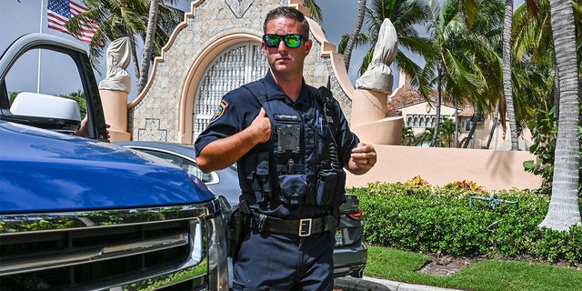 Agentes de la ley local son vistos frente a la casa del ex presidente Donald Trump en Mar-a-Lago en Palm Beach, Florida, el 9 de agosto de 2022.