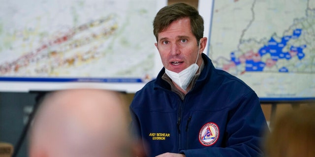 El gobernador demócrata de Kentucky, Andy Beshear, habla mientras asiste a una sesión informativa de los líderes locales sobre los daños causados por los tornados y el clima extremo con el presidente Biden en el aeropuerto del condado de Mayfield Graves en Mayfield, Kentucky, el 15 de diciembre de 2021.