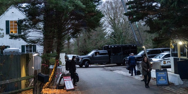 ARCHIVO - La carretera de acceso a la casa del presidente Joe Biden en Wilmington, Delaware, se ve desde la furgoneta de los medios de comunicación el 13 de enero de 2023. 