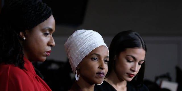 (De izquierda a derecha) las reps. Ayanna Pressley (D-MA), Ilhan Omar (D-MN) y Alexandria Ocasio-Cortez (D-NY) escuchan durante una conferencia de prensa en el Capitolio de los Estados Unidos el 15 de julio de 2019 en Washington, DC.