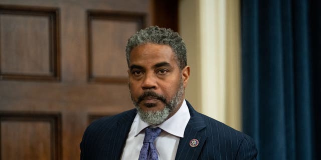 El representante Steven Horsford, demócrata de Nevada, llega para el inicio de la audiencia del Comité de Medios y Arbitrios de la Cámara sobre la publicación de las declaraciones de impuestos del ex presidente Donald Trump el martes 20 de diciembre de 2022. (Bill Clark/CQ-Roll Call, Inc vía Getty Images)