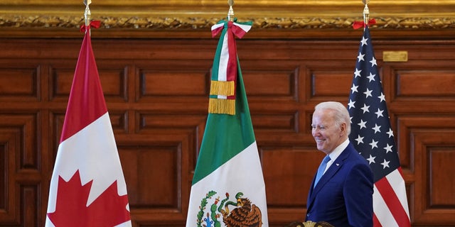 El presidente Joe Biden asiste a una reunión con el presidente mexicano Andrés Manuel López Obrador y el primer ministro canadiense Justin Trudeau en la Cumbre de Líderes de América del Norte en Ciudad de México el 10 de enero de 2023.