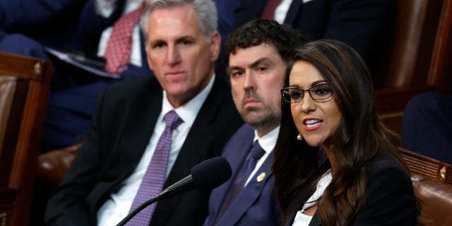 La representante electa Lauren Boebert, republicana de Colorado, pronuncia un discurso junto al líder republicano de la Cámara de Representantes, Kevin McCarthy, en la Cámara de Representantes durante el segundo día de las elecciones a la Presidencia de la Cámara de Representantes en el Capitolio de EE.UU. el 4 de enero de 2023, en Washington, D.C.