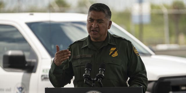 Raul Ortiz, subjefe de la Patrulla Fronteriza de EE.UU., habla durante una nueva conferencia en Brownsville, Texas, EE.UU., el jueves 12 de agosto de 2021. 