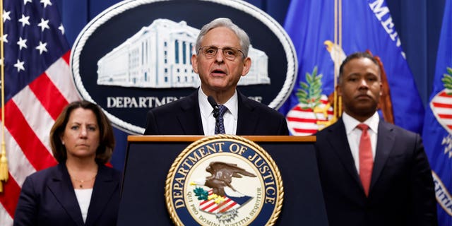 FOTO DE ARCHIVO: El Fiscal General de EE.UU. Merrick Garland pronuncia un discurso en el edificio del Departamento de Justicia de EE.UU. en Washington, DC. 