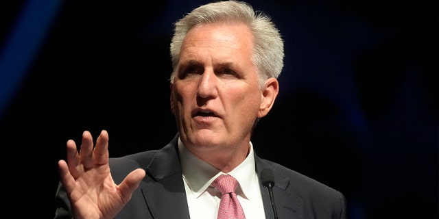 El líder de la minoría en la Cámara, Kevin McCarthy, republicano de California, habla en una cena de recaudación de fondos del Partido Republicano de Carolina del Sur el 29 de julio de 2022, en Columbia, Carolina del Sur.