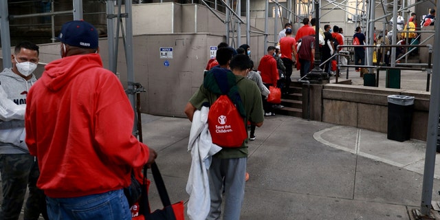 Alrededor de 60 migrantes venezolanos recién llegados son vistos entrando a un albergue en el Hospital Bellevue, el 12 de octubre de 2022, en Manhattan, Nueva York.