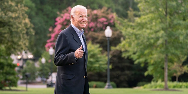 El presidente Biden camina para abordar el Marine One en el Jardín Sur de la Casa Blanca en su camino a su casa de Rehoboth Beach, Delaware, el 7 de agosto de 2022.