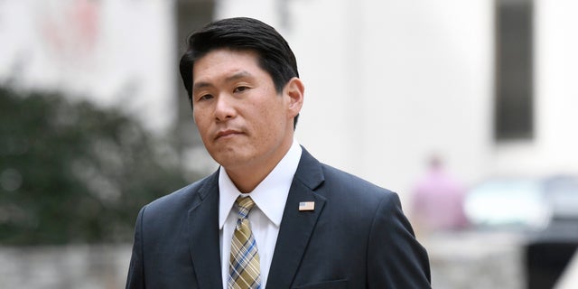 El fiscal federal Robert Hur llega al Tribunal de Distrito de Estados Unidos en Baltimore el 21 de noviembre de 2019.