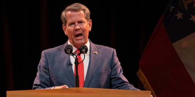 El gobernador republicano Brian Kemp se dirige a sus partidarios en una fiesta tras ganar la reelección en la noche electoral del 8 de noviembre de 2022 en Atlanta, Georgia.