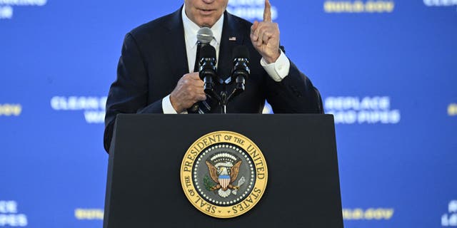 El presidente estadounidense Joe Biden habla sobre el progreso de la agenda económica de la administración en el Centro de Tratamiento de Agua Belmont en Filadelfia, Pensilvania, el 3 de febrero de 2023. 