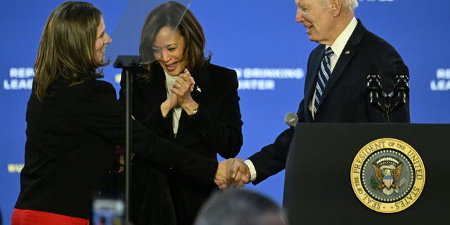 La vicepresidenta de EE.UU. Kamala Harris (C), Jana Curtis (L), fundadora de Get the Lead Out Riverwards y el presidente de EE.UU. Joe Biden observan en el Centro de Tratamiento de Agua Belmont en Filadelfia, Pensilvania, el 3 de febrero de 2023. 