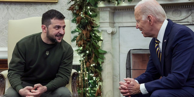 El presidente de Estados Unidos, Joe Biden, se reúne con el presidente de Ucrania, Volodymyr Zelensky, en el Despacho Oval de la Casa Blanca el 21 de diciembre de 2022 en Washington, DC. 