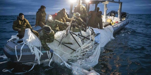 Fuerzas estadounidenses transportan restos del globo de vigilancia chino a un barco frente a la costa de Carolina del Sur.