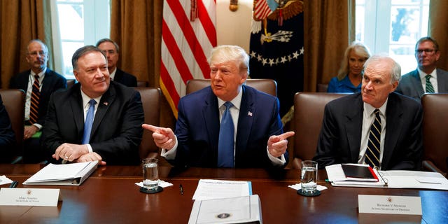 El presidente Donald Trump habla durante una reunión del Gabinete en la Sala del Gabinete de la Casa Blanca, el martes 16 de julio de 2019, en Washington. Trump está acompañado por el secretario de Estado, Mike Pompeo, a la izquierda, y el secretario de Defensa en funciones, Richard Spencer. (AP Photo/Alex Brandon)