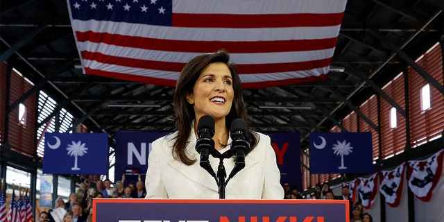 La ex embajadora de Estados Unidos ante Naciones Unidas Nikki Haley saluda a la gente mientras anuncia su candidatura a las presidenciales republicanas de 2024 en un acto de campaña en Charleston, Carolina del Sur, Estados Unidos, el 15 de febrero de 2023. REUTERS/Jonathan Ernst